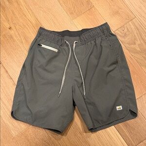 Vuori Men's‎ bank Athletic Shorts green small